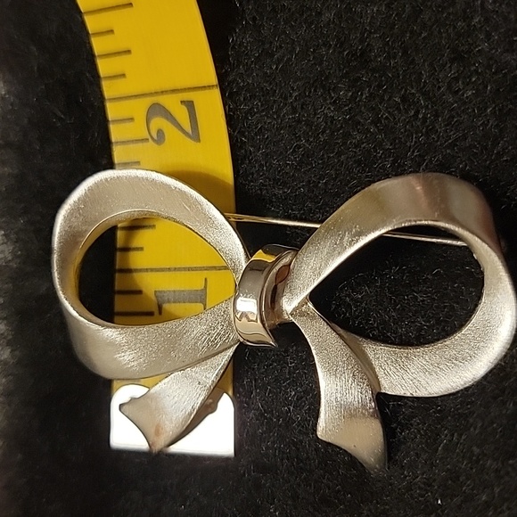 Silver Tone Large Christmas Ribbon Bow Metal Brooch Pin Holiday Vintage? Costume - Picture 9 of 16